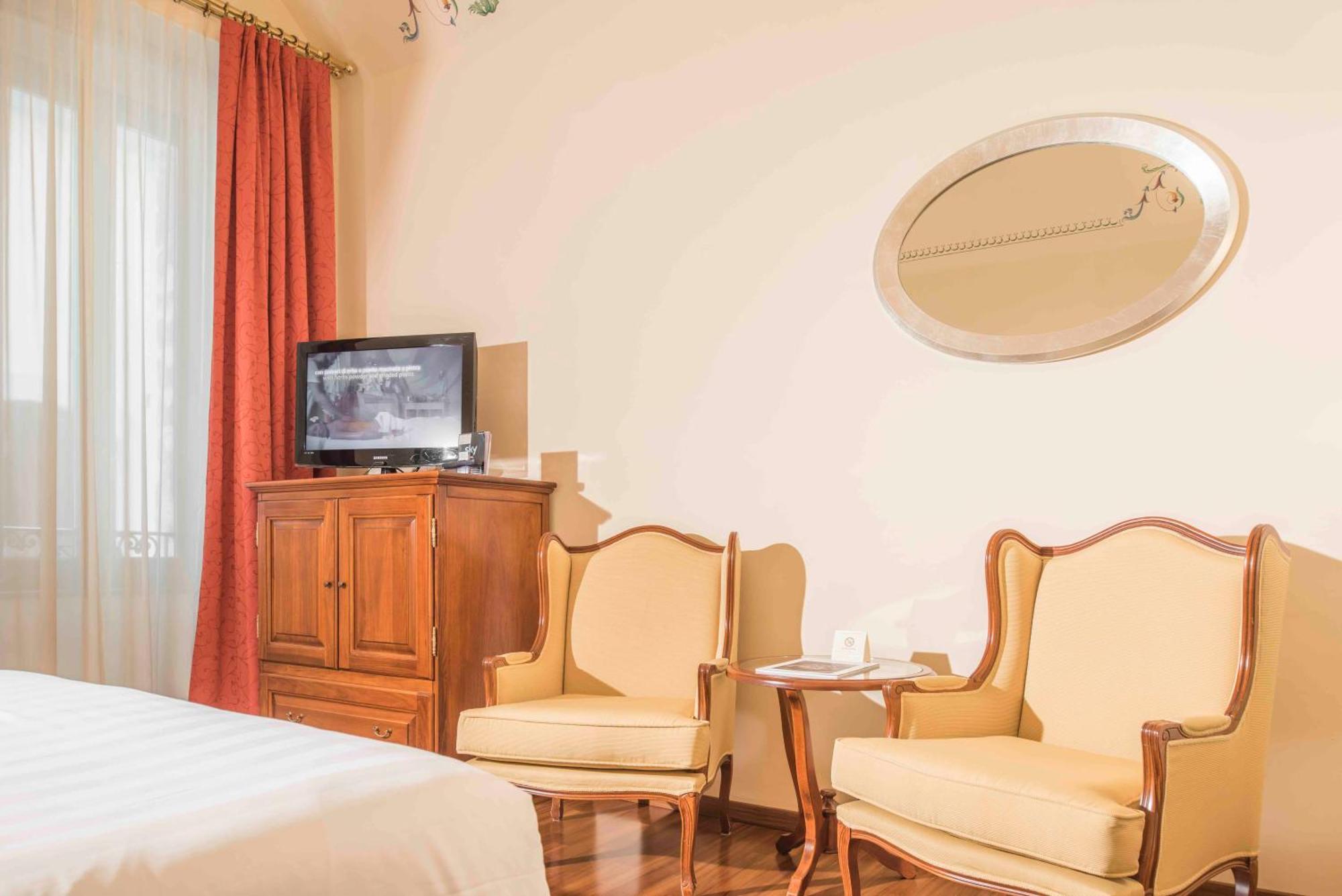 Golden Tower Hotel & Spa Florenţa Cameră foto A room at the hotel